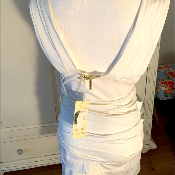 Beautiful white dress-fitting - Picture 2 of 4